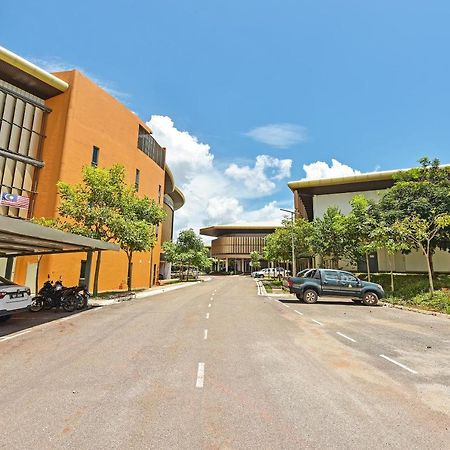 Capital O 90614 Cvia Ummul Hotel Padang Besar Exterior foto